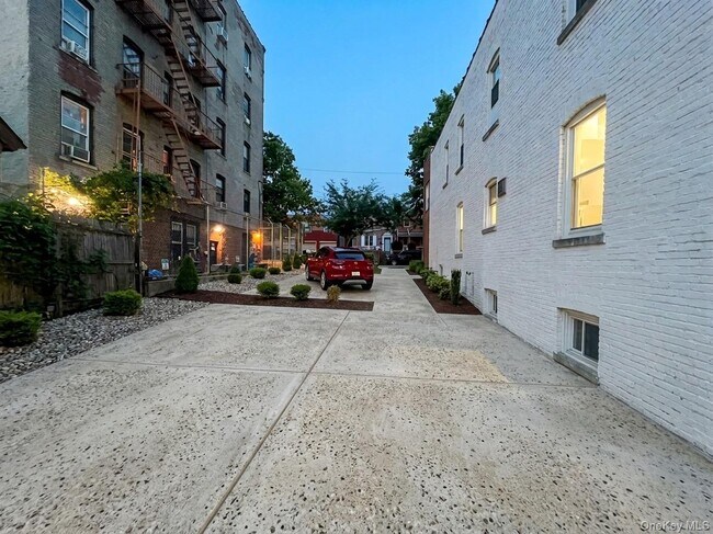 Building Photo - 4451 Matilda Ave