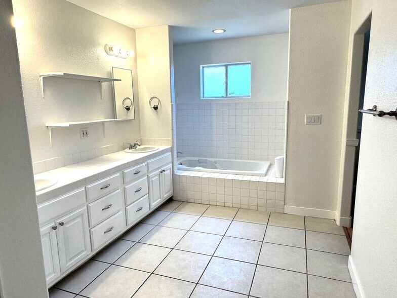 Building Photo - 728 5th Ave