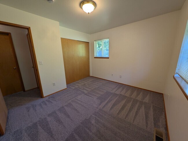 Building Photo - MUST SEE!! Spacious 2 Bedroom Duplex Close...
