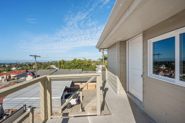 Building Photo - Gorgeous Freshly Renovated Top Floor Condo...