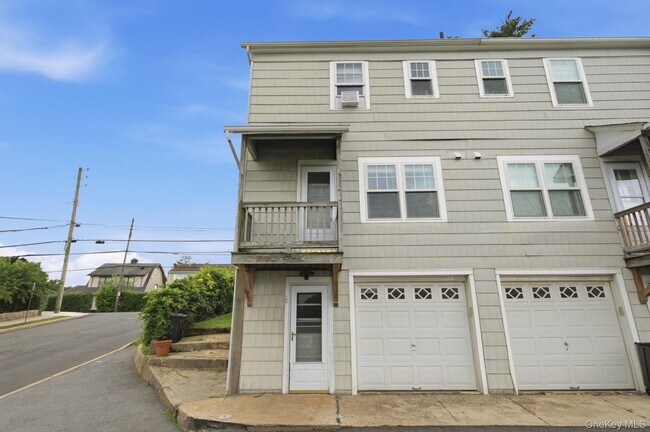 Building Photo - 229 S Ridge St