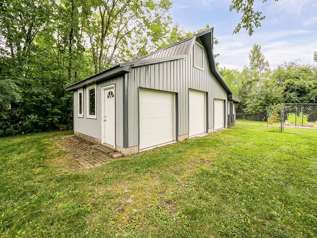 Building Photo - Your Private Retreat Just Minutes from Downtown South Lyon