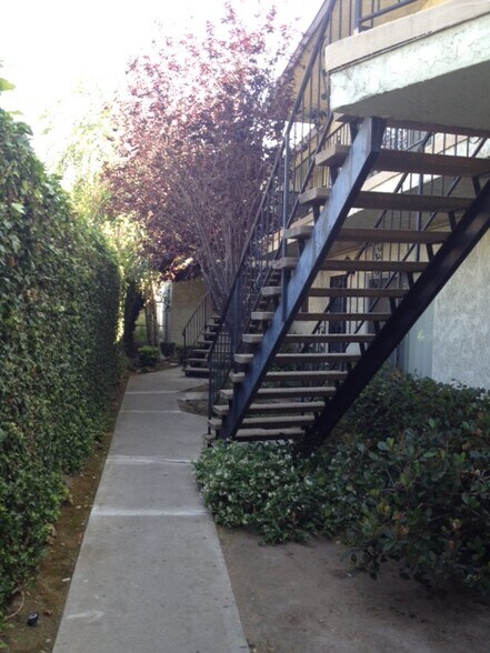 Beautiful landscaped property - 2816 W 182nd St