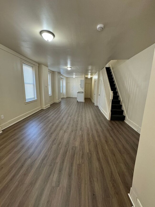 Building Photo - 1001 W 7th St