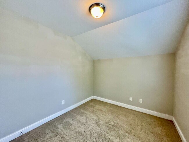 Building Photo - Beautiful 2 Story Home In Bridgeport North...