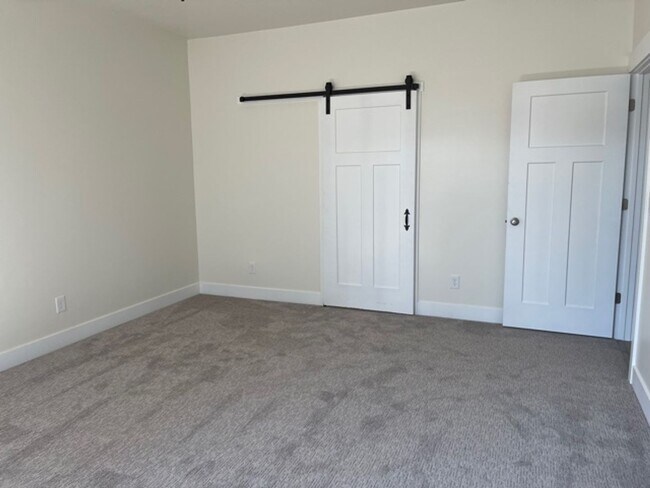 Building Photo - Single-Level 2 Bed / 2 Bath | Garage Available June 1st