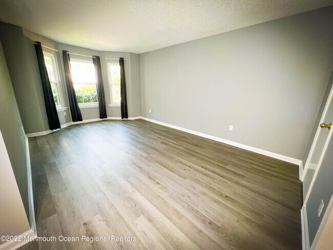 Building Photo - 313 Tulip Ln