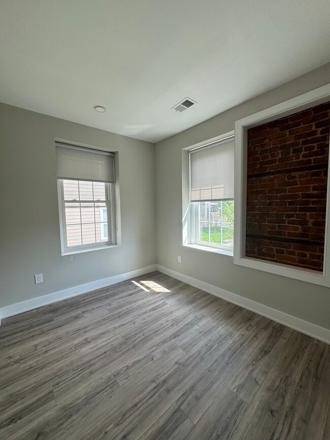 Building Photo - 2BR + Bonus Space in Downtown Somerville