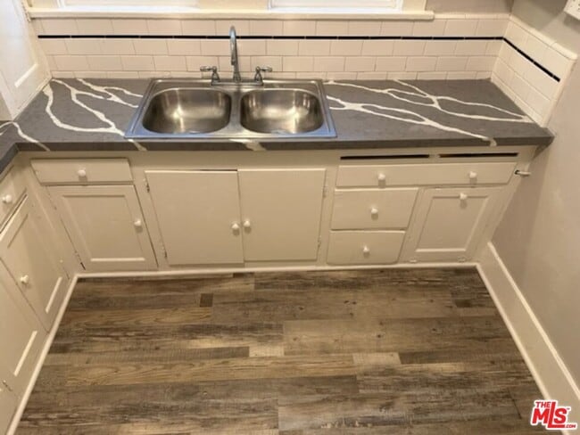 Building Photo - 1025 Locust Ave