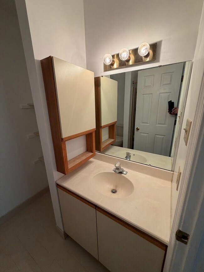 Building Photo - 3 Bedroom Seven Oaks Condo