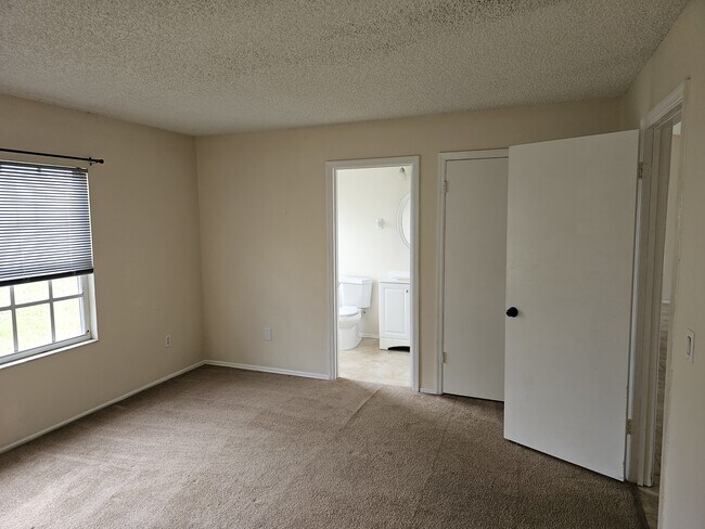 Building Photo - 311 Oak Ln Dr