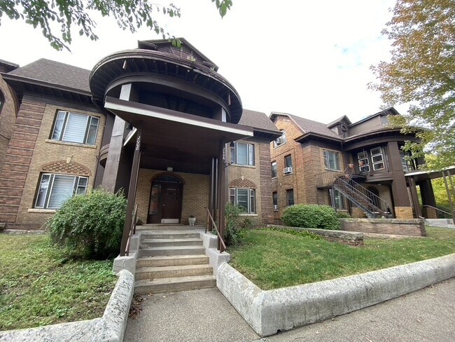Building Photo - Rear entry private Second floor 1 Bed 1 Bath Historic Preserved Douglas Apartments in Desirable L...