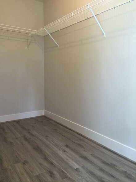 Building Photo - 904 N Buchanan Ct