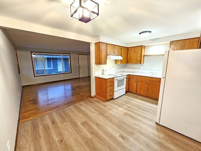 Building Photo - Renovated 2 Bedroom, 1 Bath Apt in Inner M...