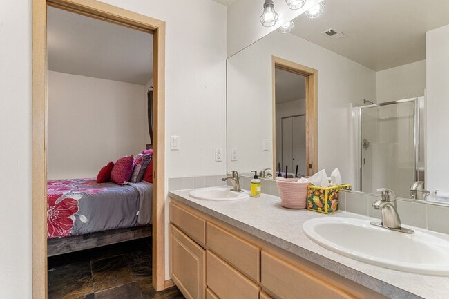 Building Photo - Beautiful 3 Bedroom 3 Bathroom Home With Stunning Views