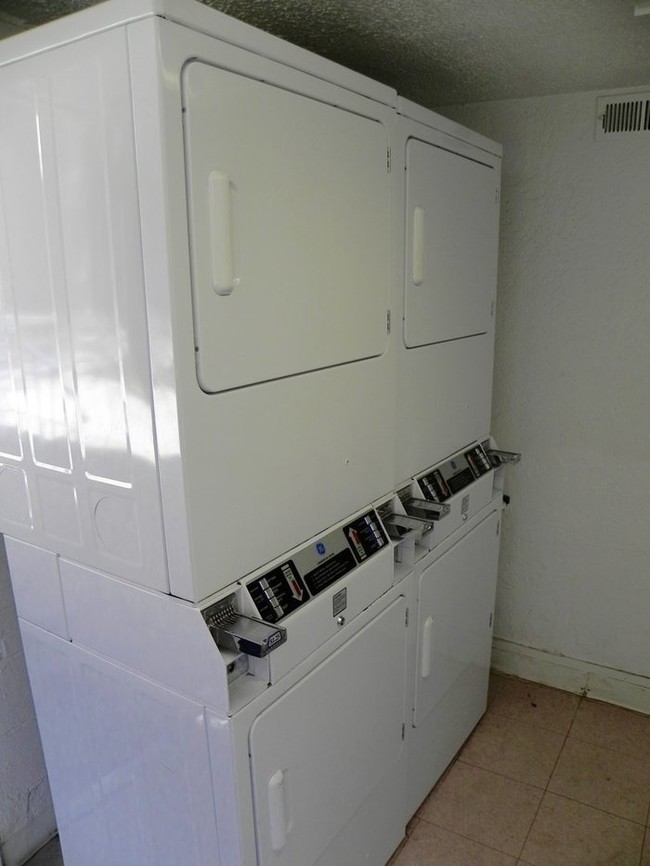 Building Photo - Great Size 1 Bedroom 1 Bath Available Now !!!