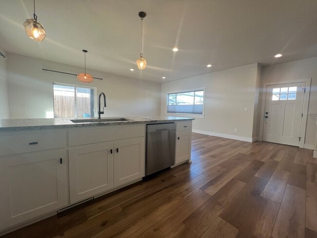 Building Photo - Charming three bedroom townhouse in the heart of Talent! | Available Mid May