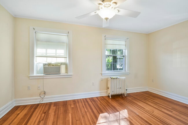 Building Photo - 806 Pelhamdale Ave