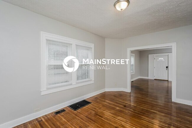 Building Photo - 4 Bedroom Pet-Friendly Home in Louisville, KY with Main Street Renewal