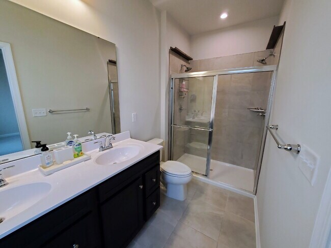 Building Photo - Beautiful 3 bedroom 2 1/2 bath townhome available for lease in Swedesboro