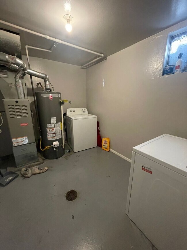 Building Photo - STUDENTS WELCOME! Single-Family Ranch Home w/ Finished Basement and Fenced Backyard