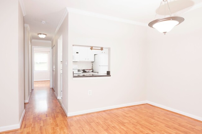 Building Photo - Gorgeous Beautifully Two Bedroom Unit