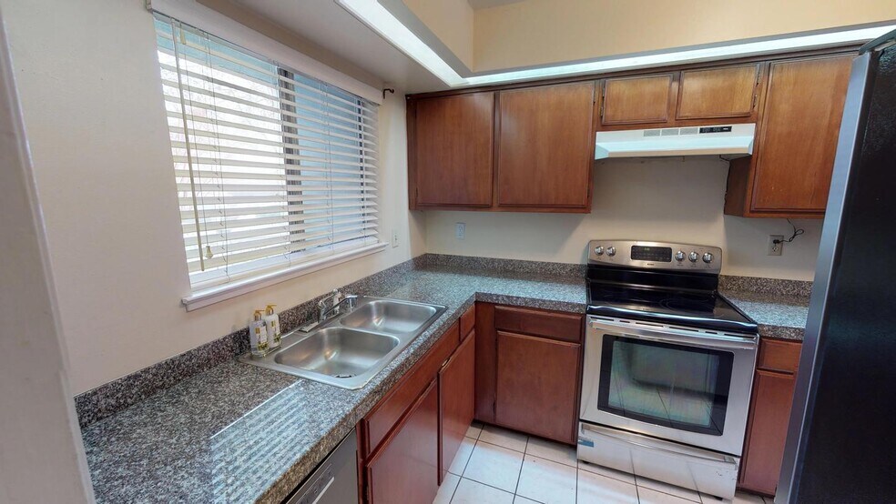 Building Photo - 702 Cassia St