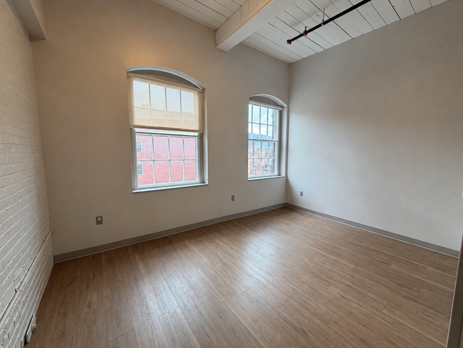 Building Photo - Dewitt Block, Rare 2 Bed/1 Bath Apartment Available Immediately - $1,866 - ALL UTILITIES INCLUDED