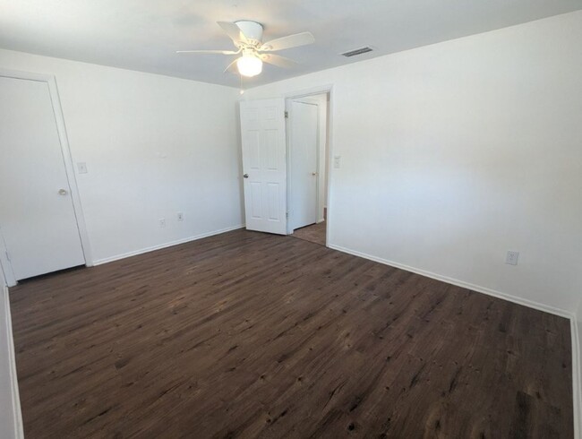 Building Photo - CORNER LOT 2/2 over 1246sf with NEW lvp fl...
