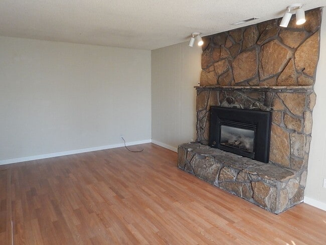 Building Photo - 3 Bed, 1 Bath House Near Heart of Prinevil...