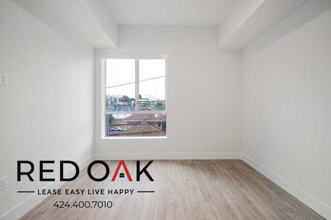 Building Photo - 1331 W 7th St