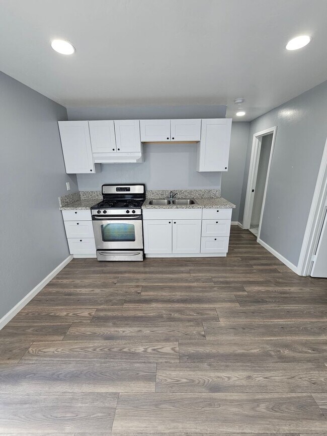 Building Photo - 908 6th St