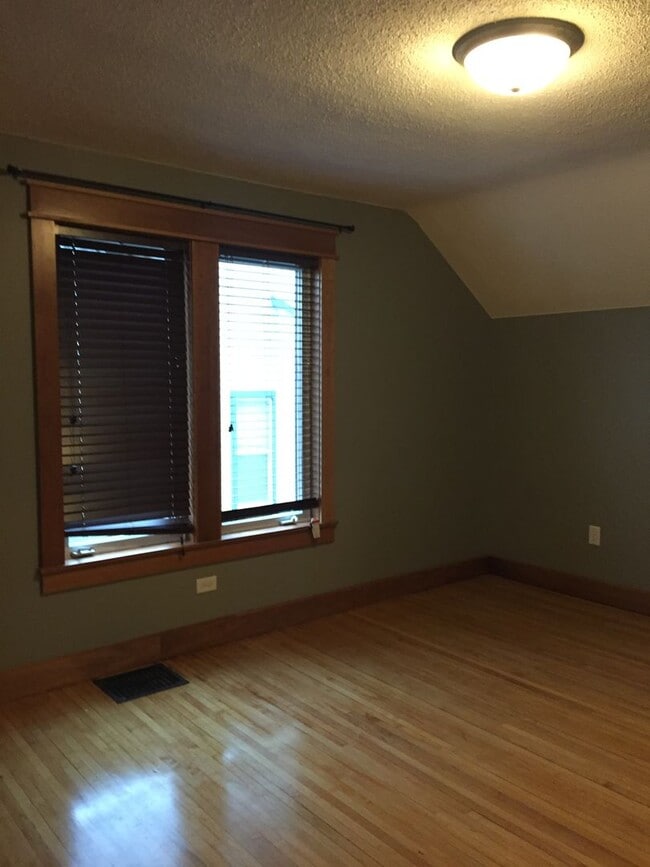 Building Photo - 1414 1/2 Jefferson Street - Available June! - Income Restricted Unit