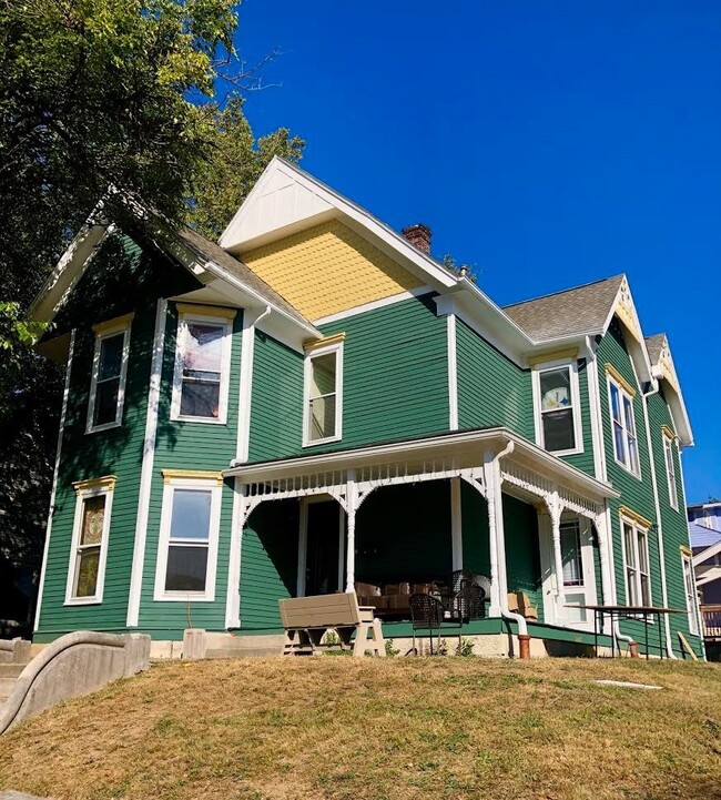 Primary Photo - 123 E 8th St
