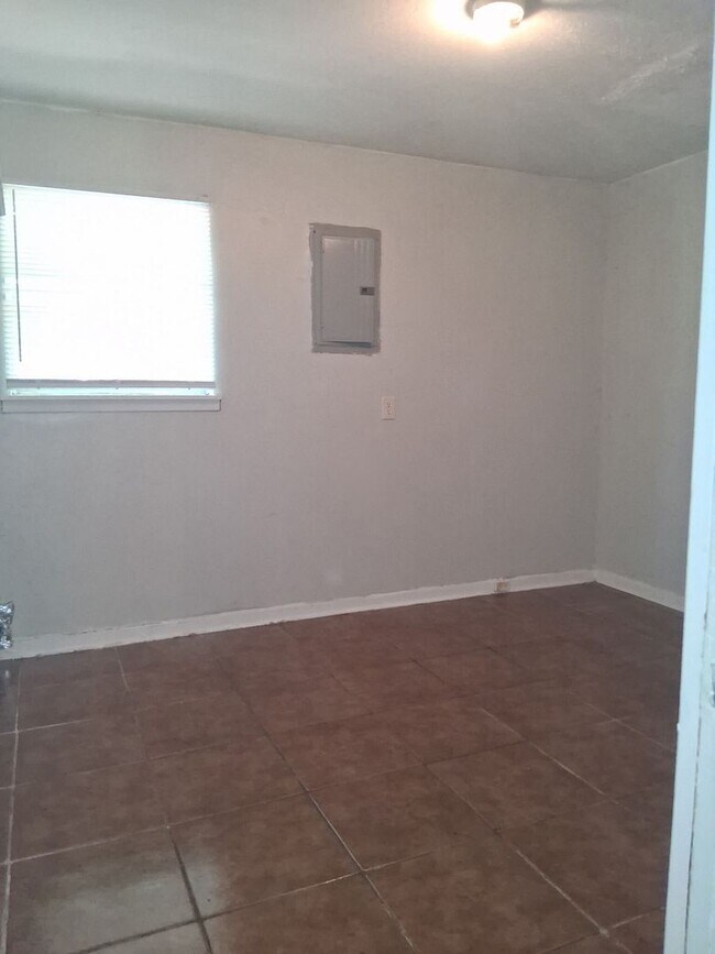 Building Photo - 1215 Garden Park Dr