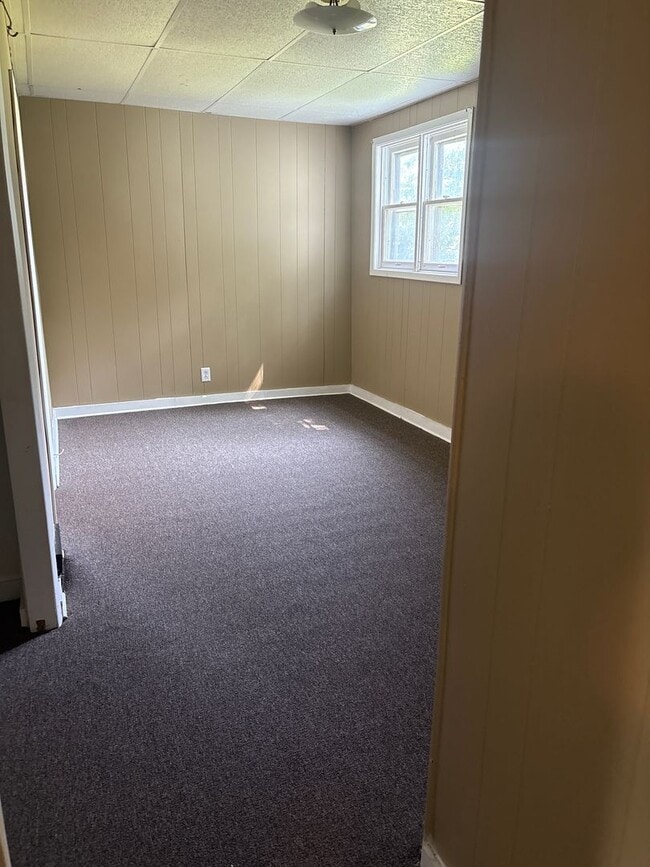 Building Photo - SPACIOUS 4 BEDROOM HOME READY TO WELCOME YOU