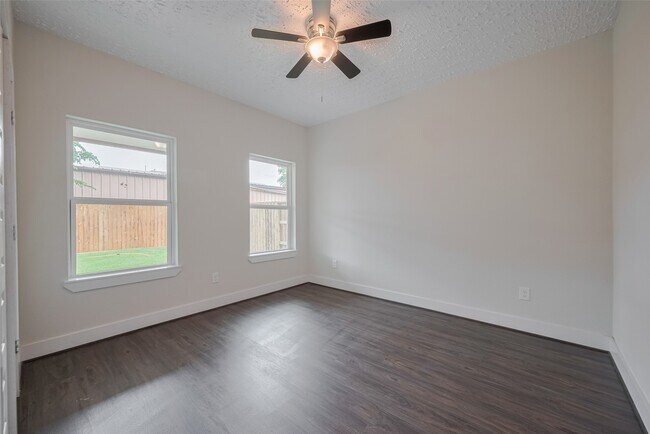 Building Photo - 2206 Hoskins Dr