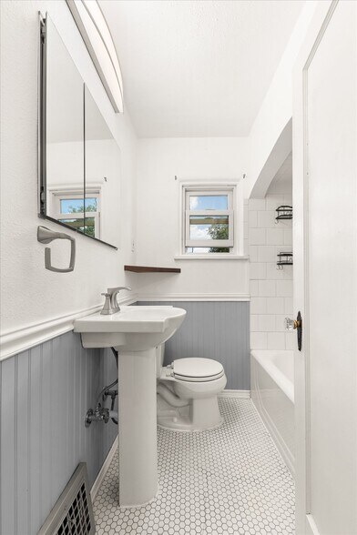 Building Photo - 2431 N Atlantic St