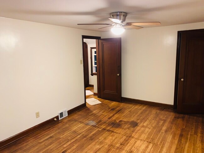 Building Photo - 1015 Willow Dr
