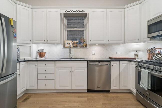 Building Photo - 1667 N Bissell St