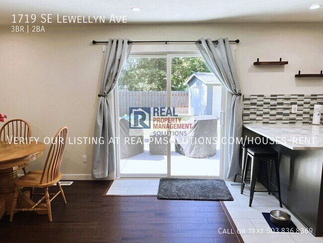 Building Photo - 1719 SE Lewellyn Ave