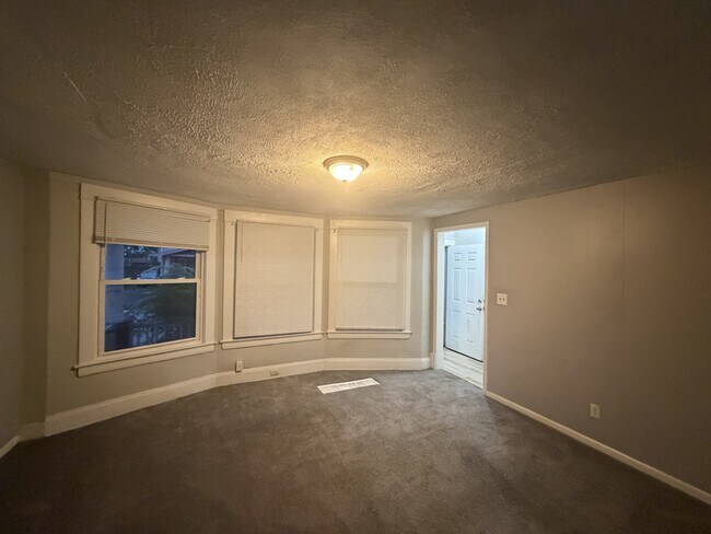 Building Photo - 10602 Earle Ave
