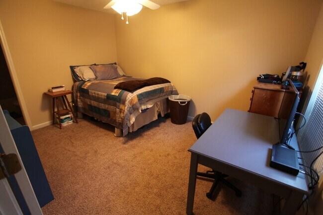 Building Photo - 3B/3B Duplex On Tiger Transit Available August 2026!