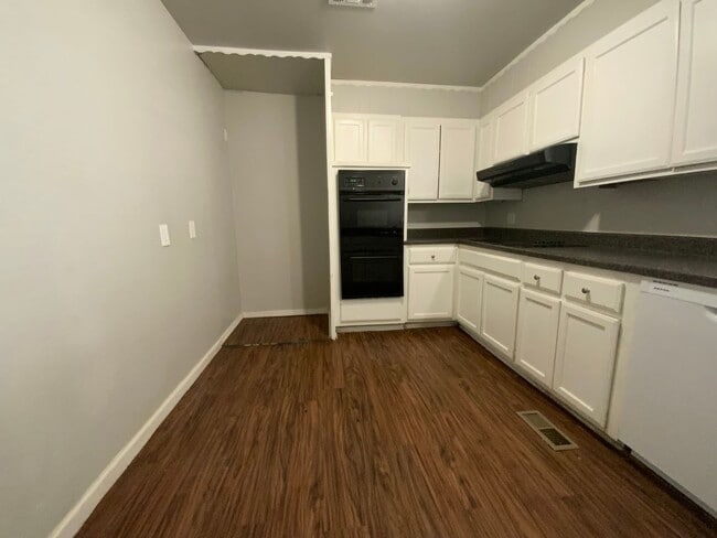 Building Photo - 3 bedroom 2 bath with bonus rooms - Bethany Schools!