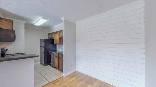 Building Photo - 904 University Oaks Blvd