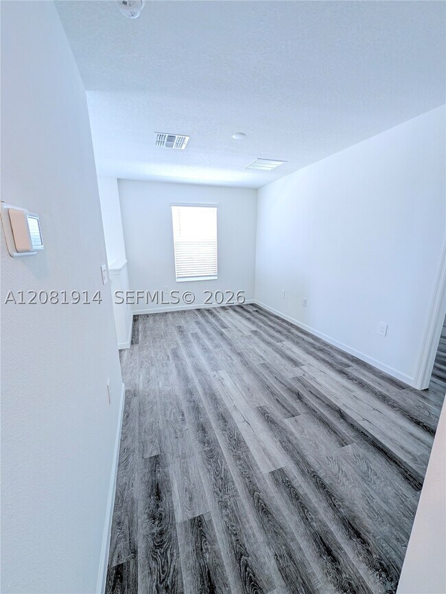 Building Photo - 890 Timberland Dr
