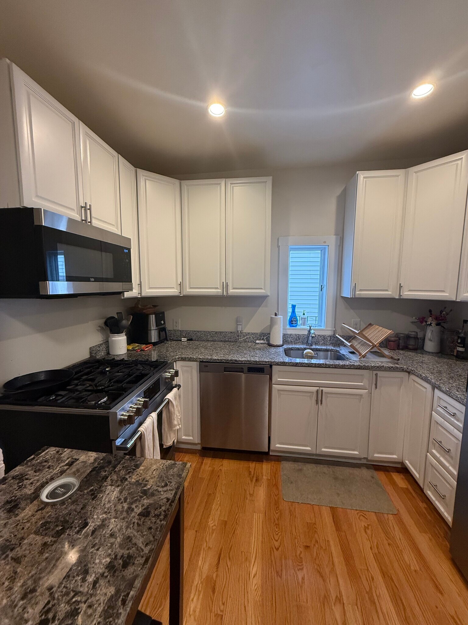 Building Photo - 527 E 3rd St