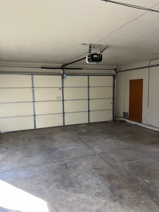 Building Photo - COMPLETELY REMODELED 3 BEDROOM HOUSE IN W. ROSEVILLE!!