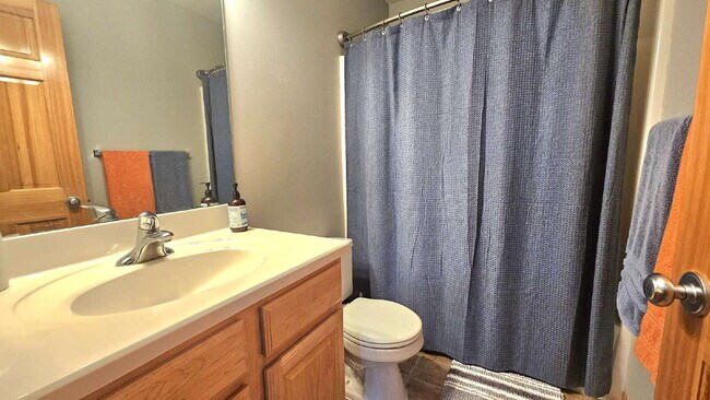 Building Photo - "Spacious 4-Bedroom Townhouse Retreat in Apple Valley - Modern Living with Ample Space!"