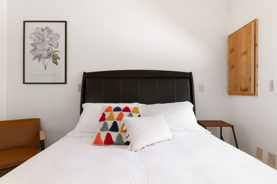 Building Photo - 804 N Main St